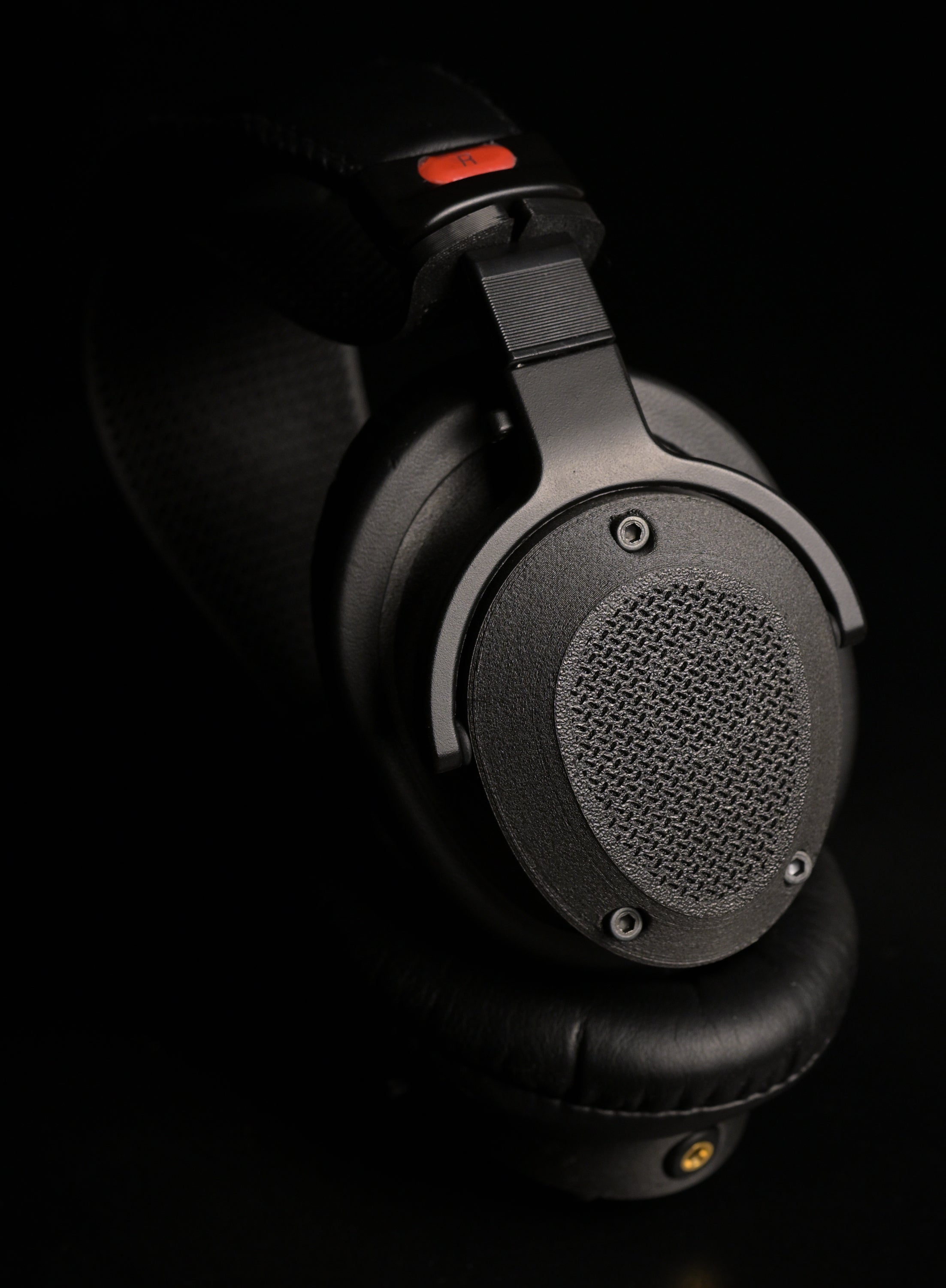 ETA Mini Closed over-ear headphone three-quarter view with diamond mesh grill and suspension headband