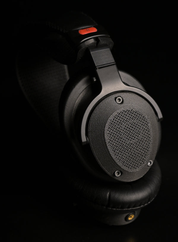 2022 — ETA Mini Closed — ETA Mini Closed over-ear headphone three-quarter view with diamond mesh grill, suspension headband, and leatherette earpad